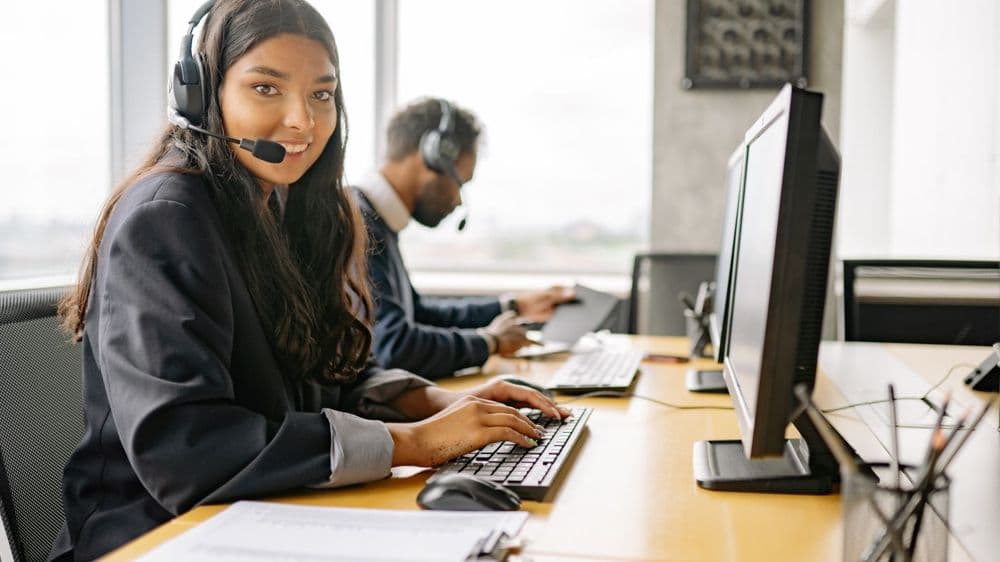 Generic Answering Service vs. CRM-Trained Agents: Why It Matters